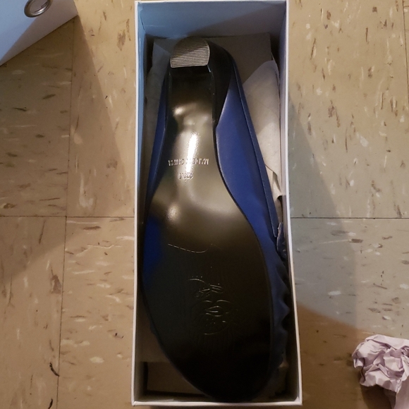 Shoe's - Picture 2 of 2